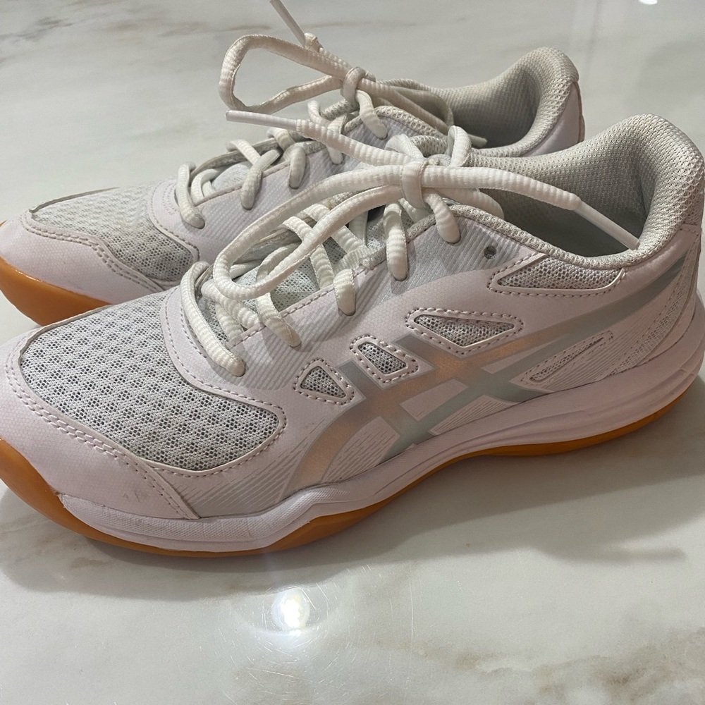 Asics Girls Volleyball shoes size 4